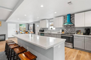 3300 sq Spacious Kitchen & Living Spaces ( 5 TVs )